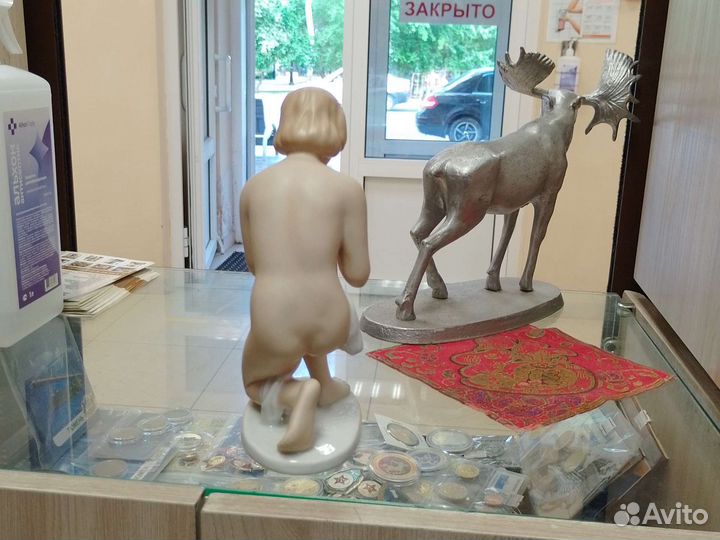 Фарфоровые статуэтки германия Девушка у ручья ню