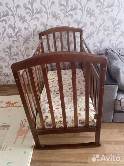 Детская кроватка с маятником