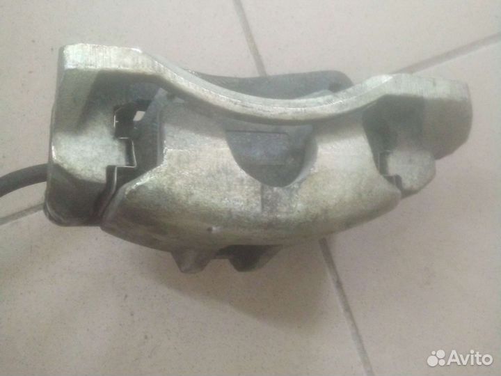 Супорт передний L Toyota Corolla E12 JBC 0585