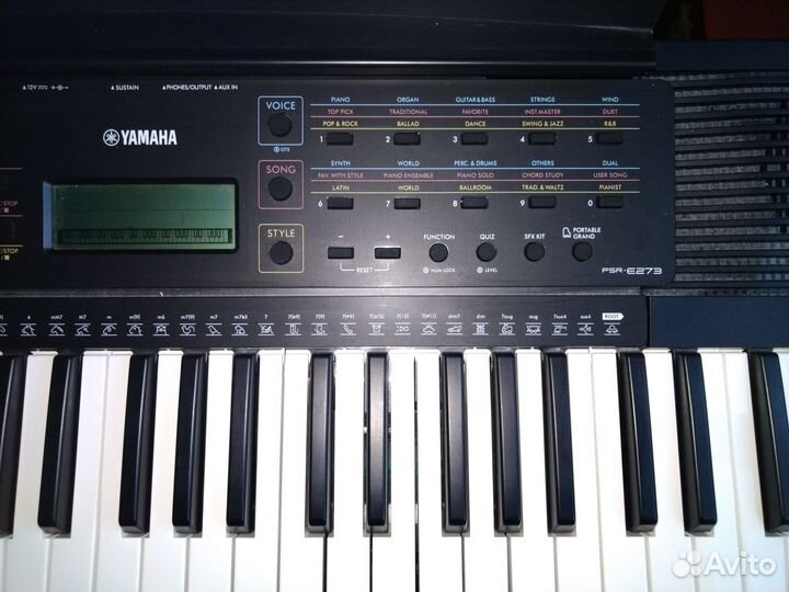 Продам синтезатор Yamaha PSR E273