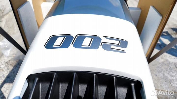 Мотор лодочный Suzuki DF200APX белый