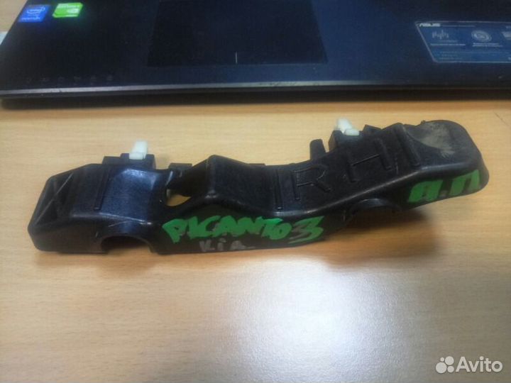 Кронштейн бампера передний правый Kia Picanto 3