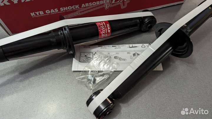 Комплект задних амортизаторов (KYB) Mits. Carisma