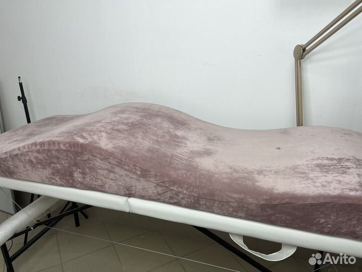 Гримерное зеркало, кушетки, лампа на стойке