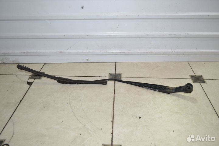 Поводок дворника правый Mitsubishi Lancer 9