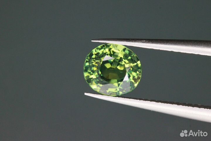 Зеленый сапфир высокой чистоты 1.49 карата