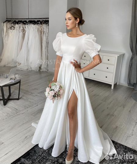 Свадебное платье со шлейфом и разрезом