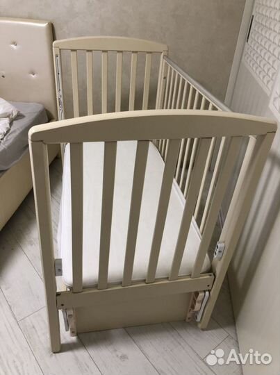 Детская кроватка с маятником и ящиком