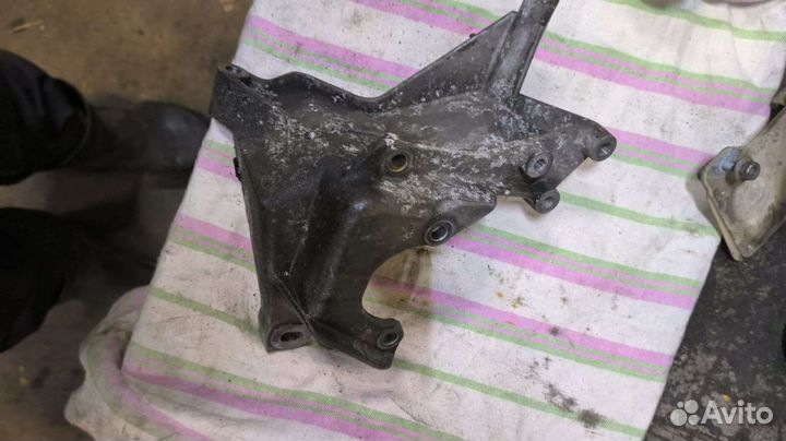 Кронштейн генератора Audi 100C4 054145523B