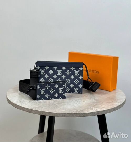 Сумка-мессенджер Louis Vuitton