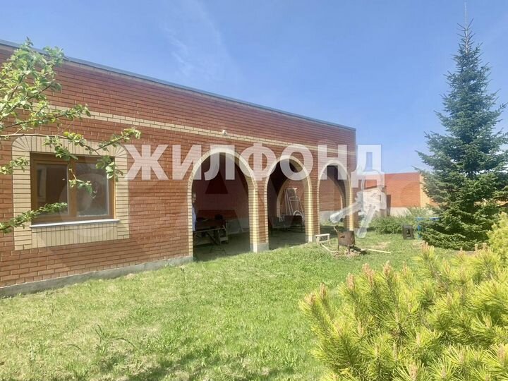 Коттедж 437,6 м² на участке 10 сот.