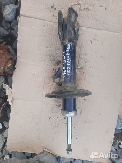 Стойка передняя правая Toyota vitz