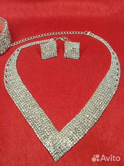 Комплект колье, браслет и серьги из стекла