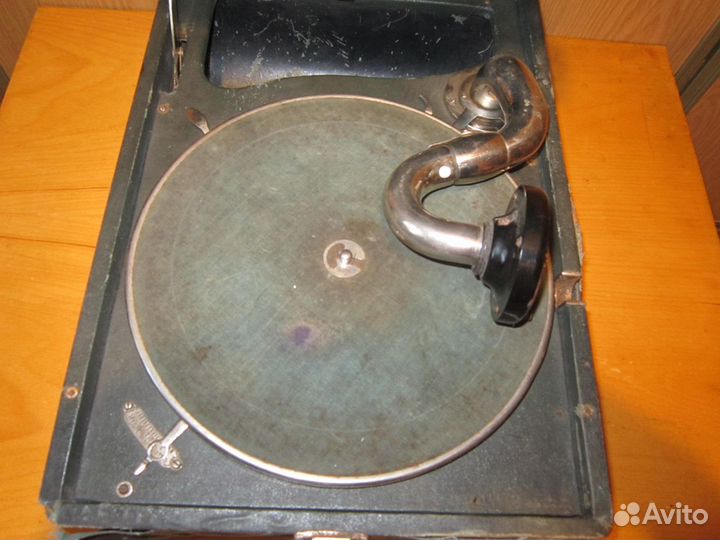 Патефон Н.К.М главширпотреб