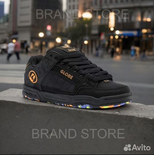 Кеды Дутыши Globe Tilt на руках