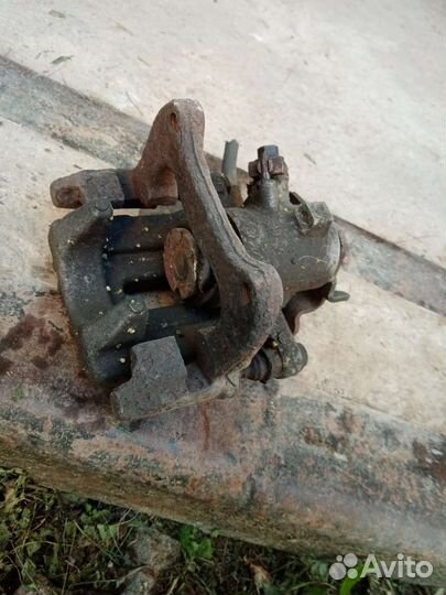 Задний левый суппорт vw golf 4