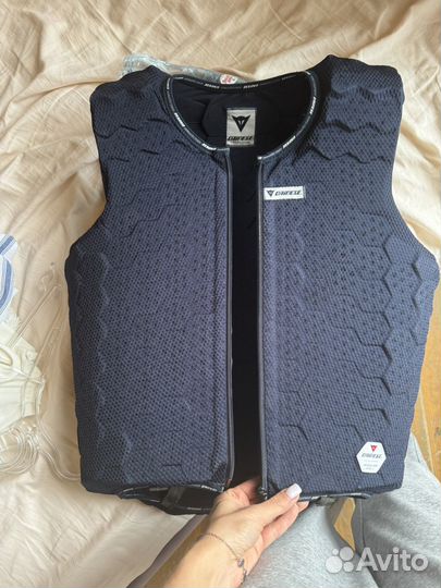 Защитный жилет dainese