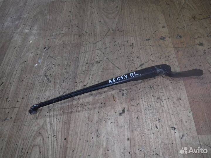 Поводок стеклоочистителя передний левый Audi A6
