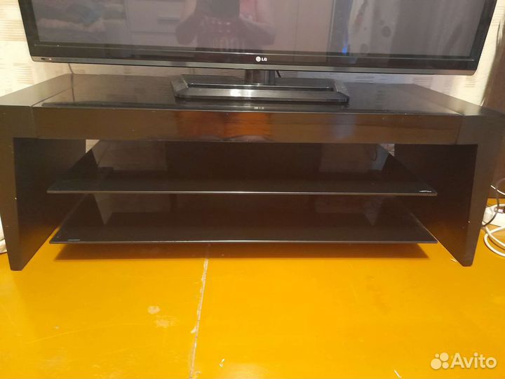 Стеклянная тумба под тв