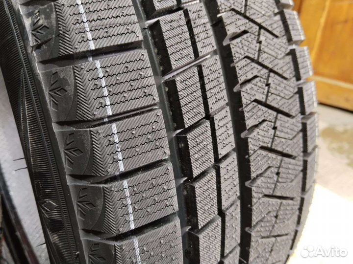 Triangle PL02 235/45 R18 98V