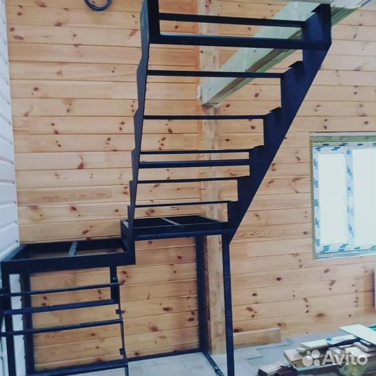 Лестница на металлокаркасе г-образная