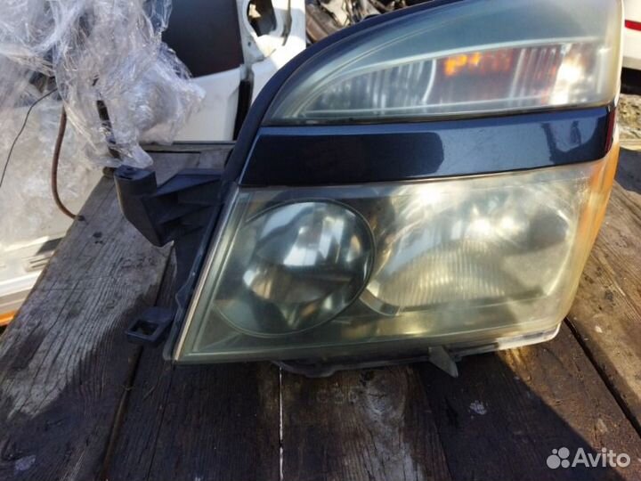 Фара передняя левая Toyota Noah AZR60