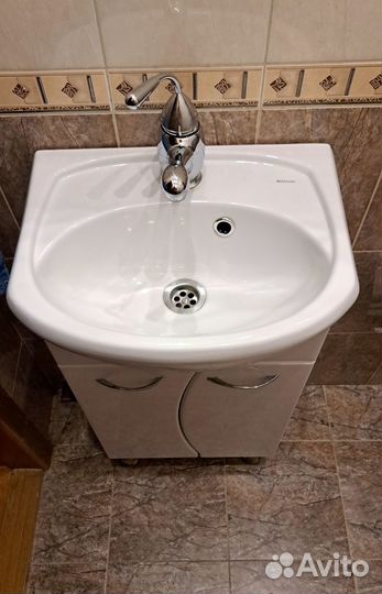 Тумба с раковиной в ванную/туалет