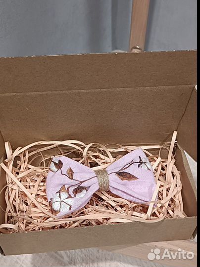 Бант с вышивкой на заколке-автомат