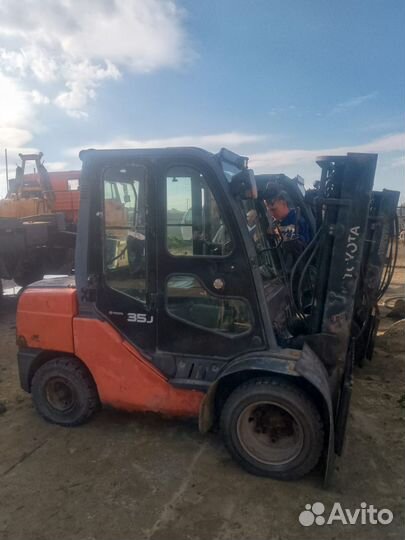 Вилочный погрузчик Toyota 52-8FDJF35, 2011