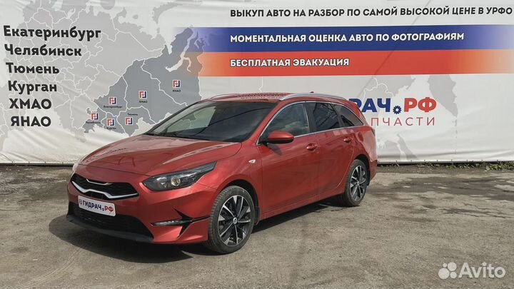 Кронштейн переднего бампера правый Kia Ceed (CD) 8