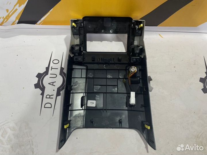 Накладка центральной консоли задняя Toyota Land