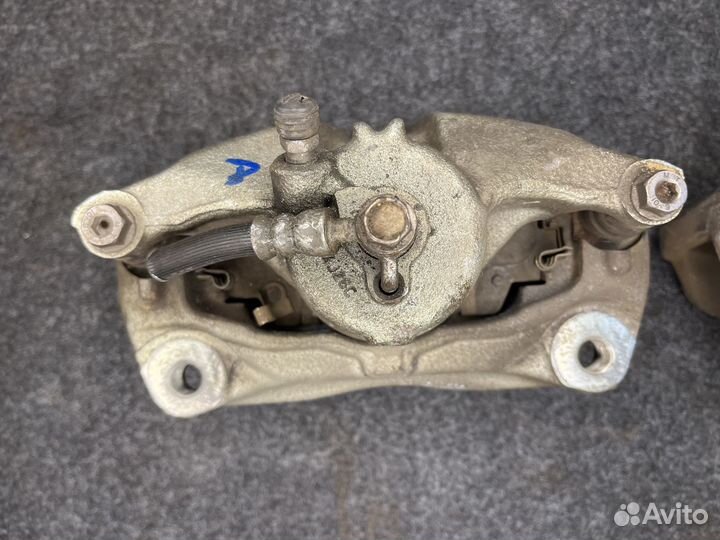 Суппорт тормозной передний левый mazda 3 BM