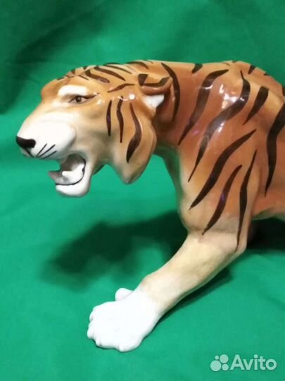 Фарфор. Тигр, (Шархан). лфз