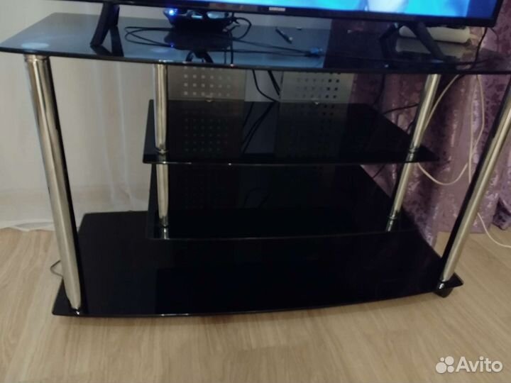 Стеклянная тумба под тв