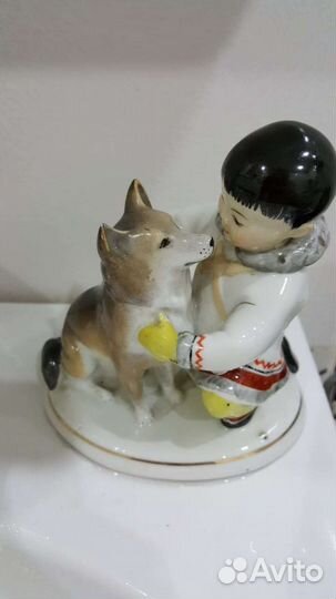 Фарфоровая статуэтка Мальчик-якут с собакой