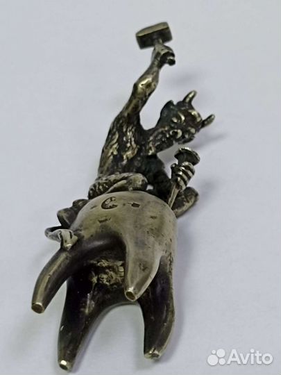 Статуэтка черт на зубе.клеймо