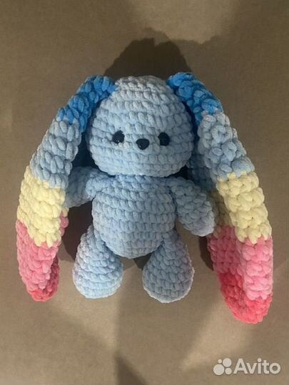 Плюшевый вязаный зайчик