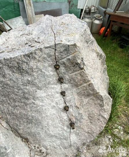 Разрушение скалы / валунов / бетона клиньями