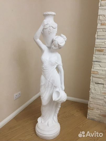 Статуя девушка с кувшинами