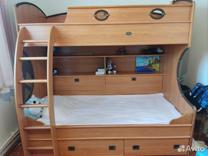 Двухъярусная кровать и шкафы в детскую