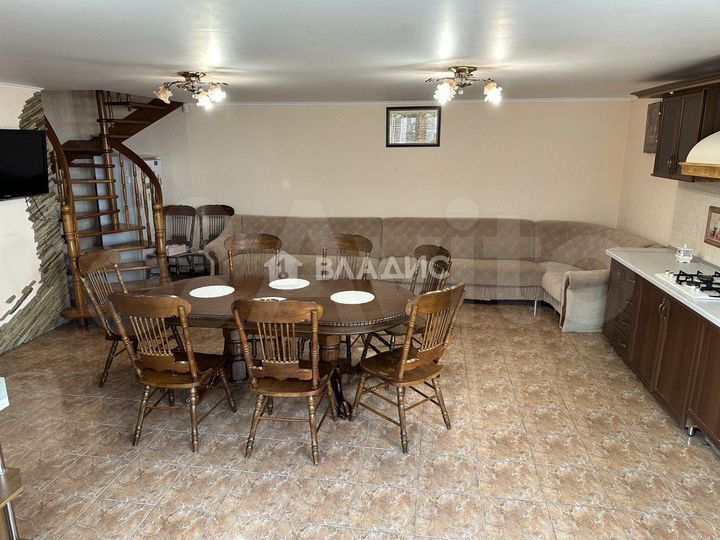 Дом 175 м² на участке 6 сот.