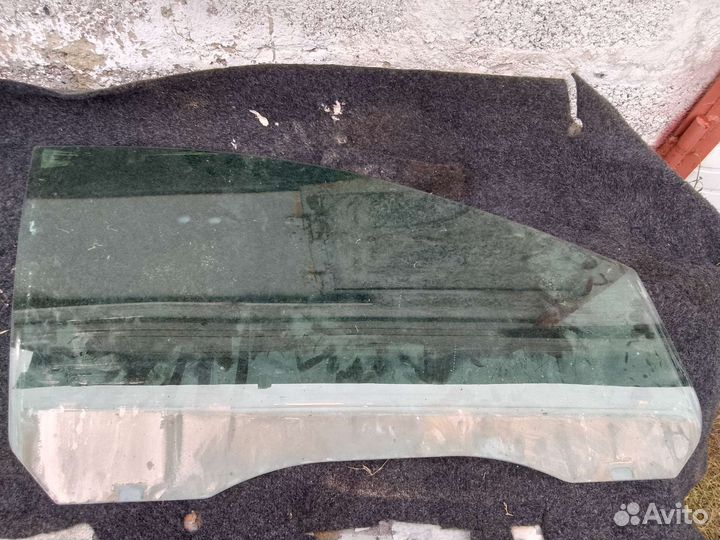 Стекло правое передние