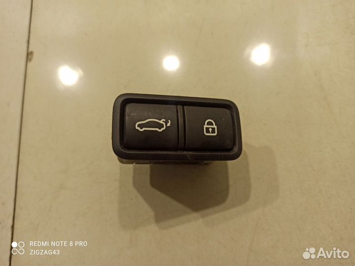 Кнопка открывания крышки багажника (Kia K900 II)