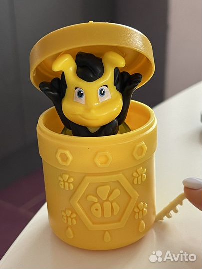 Kinder maxi пчелка в бочонке