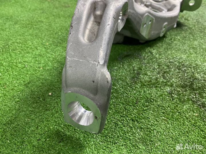 Поворотный кулак передний правый Mercedes-Benz Amg