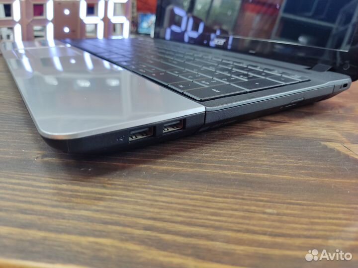 Ноутбук Acer Aspire E1-571