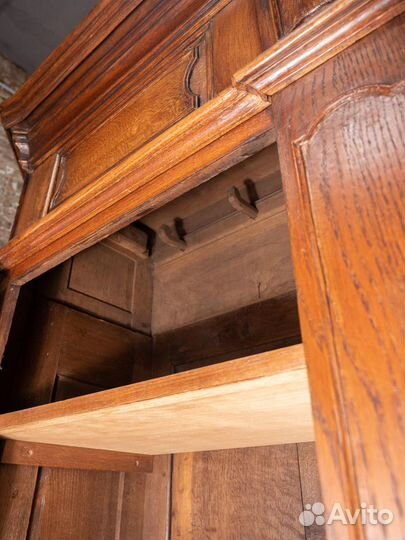 Антикварный шкаф со скошенными боковинами 1760-х