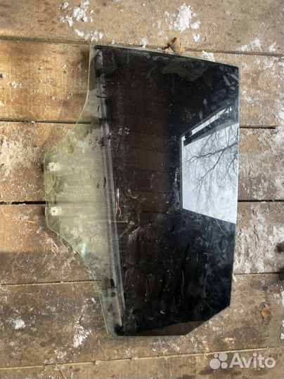 Заднее левое стекло kia rio 3 хэтчбек