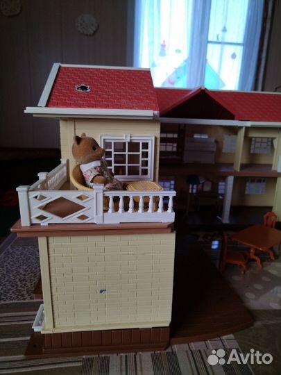 Большой кукольный домик с мебелью