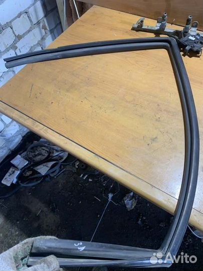 Уплотнитель стекла двери задний левый Chevrolet